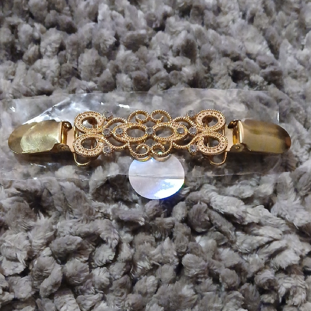 Elegant Gold Clip-On Accessory Clip For Shirts Or Tees